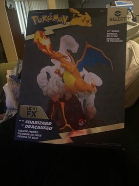 Pokémon Charizard Deluxe Figure with Light FX - Orange/Blue